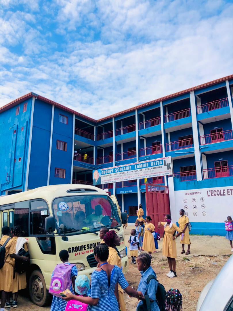 Bus scolaire devant l'établissement