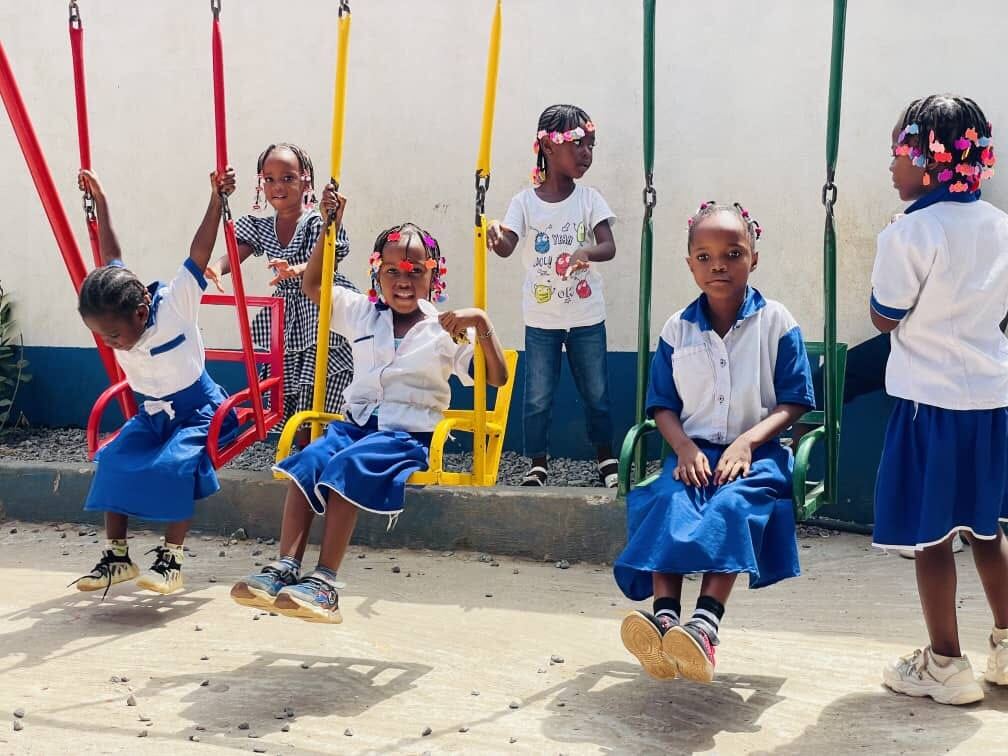 Enfants sur les balançoires